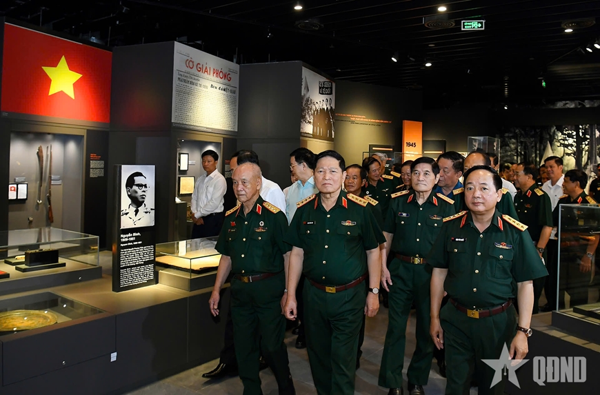 Party, State, military leaders visit Vietnam Military History Museum